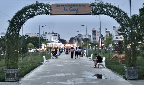 Khánh thành công viên vui chơi, giải trí, ẩm thực An Sương - Ảnh 3. Công viên vui chơi, giải trí, ẩm thực An Sương được đầu tư trên diện tích 50.000m2, với nhiều cây xanh, thảm cỏ, ghế đá... - Ảnh: TIẾN QUỐC