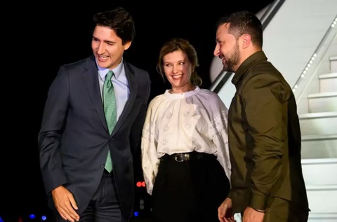 Tổng thống Zelensky có chuyến đi bất ngờ tới Canada - Ảnh 1. Tổng thống Ukraine Volodymyr Zelensky đến sân bay Ottawa của Canada vào tối 21-9. Đi cùng có vợ của ông Zelensky là bà Olena Zelenska - Ảnh: /THE CANADIAN PRESS