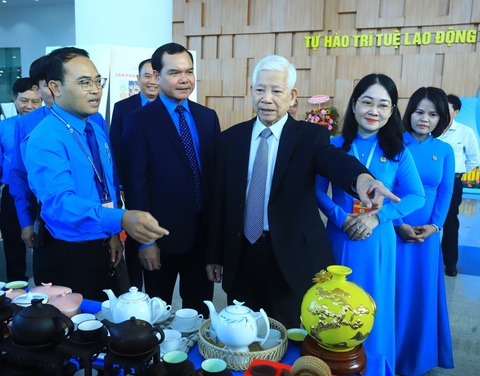 Nguyên chủ tịch nước Nguyễn Minh Triết và chủ tịch Tổng liên đoàn lao động Việt Nam Nguyễn Đình Khang thăm quan các sản phẩm tiêu biểu của người lao động - Ảnh: T.D. Nguyên chủ tịch nước Nguyễn Minh Triết và chủ tịch Tổng liên đoàn lao động Việt Nam Nguyễn Đình Khang xem trưng bày các sản phẩm tiêu biểu của người lao động - Ảnh: T.D.