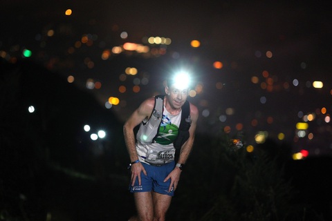 Sa Pa đẹp hùng vĩ trên cung đường của Vietnam Mountain Marathon 2023 - Ảnh 8. Với các VĐV chạy 100km, họ phải chạy dưới 27 tiếng thành tích mới được công nhận. Trong hơn 1 ngày liền, VĐV chỉ tranh thủ ăn, ngủ, thời gian còn lại tập trung... chạy - Ảnh: VMM