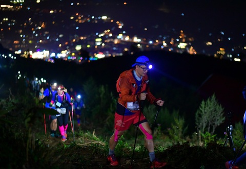 Sa Pa đẹp hùng vĩ trên cung đường của Vietnam Mountain Marathon 2023 - Ảnh 3. Trước đó từ đêm 22-9, các VĐV tham dự cự ly 100km đã xuất phát trong màn đêm Sa Pa - Ảnh: VMM