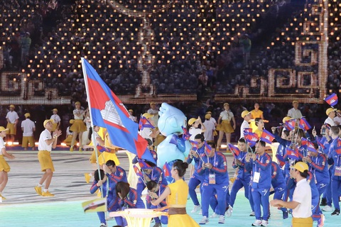 Trực tiếp lễ khai mạc Asiad 19: Các đoàn thể thao đang diễu hành - Ảnh 2. Đoàn thể thao Campuchia diễu hành - Ảnh: ĐỨC KHUÊ