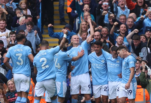 'Chấp người' trong hiệp 2, Man City vẫn thắng Nottingham Forest - Ảnh 1. Niềm vui của các cầu thủ Man City sau khi ghi bàn vào lưới Nottingham Forest - Ảnh: REUTERS