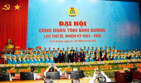 Lãnh đạo tỉnh Bình Dương chúc mừng ra mắt ban chấp hành Liên đoàn lao động tỉnh nhiệm kỳ mới ngày 23-9 - Ảnh: T.D. Lãnh đạo tỉnh Bình Dương chúc mừng ra mắt ban chấp hành Liên đoàn lao động tỉnh nhiệm kỳ mới ngày 23-9 - Ảnh: T.D.