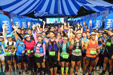 Sa Pa đẹp hùng vĩ trên cung đường của Vietnam Mountain Marathon 2023 - Ảnh 1. Các VĐV xuất phát cự ly 21km thi đấu trong ngày 23-9 - Ảnh: VMM