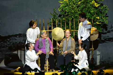 Bà Khanh (vợ nhạc sĩ Quang Hải) - đồng đội của cố nhạc sĩ Hoàng Việt (bên phải) cùng nghệ sĩ Lê Thiện chia sẻ những kỷ niệm về nhạc sĩ Hoàng Việt - Ảnh: T.T.D. Bà Hoàng Khanh (vợ nhạc sĩ Quang Hải), đồng đội của cố nhạc sĩ Hoàng Việt (bên phải), cùng nghệ sĩ Lê Thiện chia sẻ những kỷ niệm về nhạc sĩ Hoàng Việt - Ảnh: T.T.D.