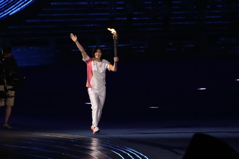 Lễ khai mạc Asiad 19: Hoành tráng và hiện đại - Ảnh 2. Nghi thức thắp đuốc Asiad 19 được tiến hành trang trọng - Ảnh: ĐỨC KHUÊ