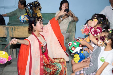 Hoa hậu Khánh Vân tặng đèn lồng và vui chơi cùng các em nhỏ. Hoa hậu Khánh Vân tặng đèn lồng và vui chơi cùng các em nhỏ