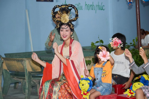 Hoa hậu Khánh Vân luôn tươi cười mặc dù chiếc mũ đội đầu khá nặng. Hoa hậu Khánh Vân luôn tươi cười mặc dù chiếc mũ đội đầu khá nặng
