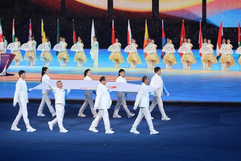 Trực tiếp lễ khai mạc Asiad 19: Trung Quốc có 887 VĐV, đông thứ hai sau Thái Lan - Ảnh 2. Lá cờ Ủy ban Olympic châu Á được các huyền thoại thể thao Trung Quốc mang vào sân - Ảnh: ĐỨC KHUÊ