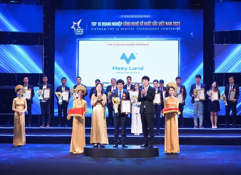 Giải pháp proptech của Meey Land gây ấn tượng tại ‘TOP 10 doanh nghiệp công nghệ số xuất sắc Việt Na - Ảnh 2. Ông Hoàng Mai Chung - chủ tịch hội đồng quản trị Meey Land - nhận vinh danh tại buổi lễ