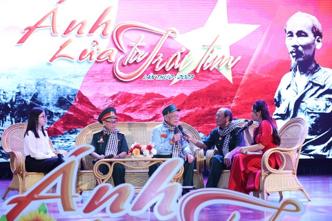 Xúc động đêm gặp gỡ của 100 thương binh nặng nơi 'trái tim thủ đô' - Ảnh 3. Đêm giao lưu "Ánh lửa từ trái tim" - Ảnh: T.P