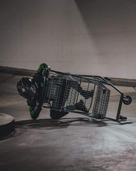 Ảnh vui 23-9: Đặt tên con sao cho ngầu?! - Ảnh 3. Biker đi siêu thị kiểu...