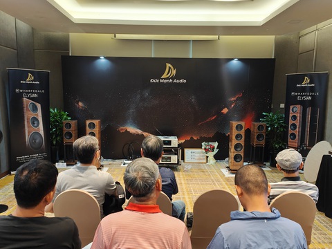 Khách tham quan thưởng thức hệ thống âm thanh tiền tỉ tại AVShow 2023 - Ảnh: ĐỨC THIỆN Khách tham quan thưởng thức hệ thống âm thanh tiền tỉ tại AVShow 2023 - Ảnh: ĐỨC THIỆN