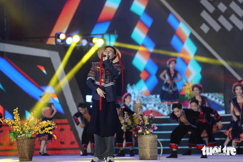 Double2T - người con của Tuyên Quang - đưa sắc màu hiện đại kết hợp với văn hóa truyền thống trong các bản hit của mình - Ảnh: GIA KHÁNH Double2T - người con của Tuyên Quang - đưa sắc màu hiện đại kết hợp với văn hóa truyền thống trong các bản hit của mình - Ảnh: GIA KHÁNH
