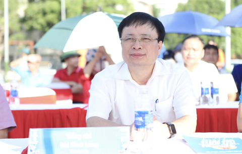 Sôi nổi khai mạc ngày hội bóng đá cho công nhân khu vực ba - Ảnh 3. Ông Bùi Đình Long - phó chủ tịch UBND tỉnh Nghệ An - tham dự lễ khai mạc - Ảnh: HOÀNG TÙNG