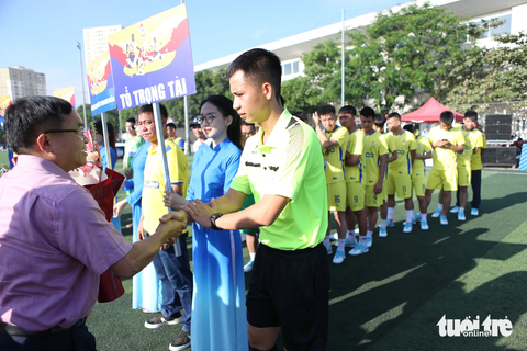 Sôi nổi khai mạc ngày hội bóng đá cho công nhân khu vực ba - Ảnh 5. Ông Ngọc Kim Nam - trưởng Ban Dân vận tỉnh ủy Nghệ An - tặng hoa chúc mừng các đội bóng, tổ trọng tài - Ảnh: HOÀNG TÙNG