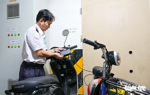 Khu vực dành riêng để sạc xe điện tại một chung cư ở quận Tân Phú, TP.HCM, nhằm xử lý kịp thời khi gặp sự cố (ảnh chụp trưa 22-9) - Ảnh: HỮU HẠNH Khu vực dành riêng để sạc xe điện tại một chung cư ở quận Tân Phú, TP.HCM, nhằm xử lý kịp thời khi gặp sự cố (ảnh chụp trưa 22-9) - Ảnh: HỮU HẠNH