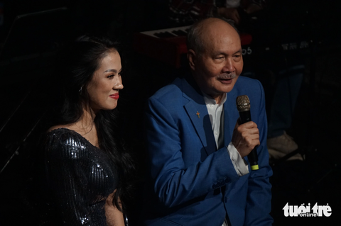Nhạc sĩ Vũ Thành An song ca cùng ca sĩ Ngọc Châm bài Em không dám tham vọng trong đêm nhạc Vũ Thành An tại Hà Nội vừa qua - Ảnh: T.ĐIỂU Nhạc sĩ Vũ Thành An song ca cùng ca sĩ Ngọc Châm bài Em không dám tham vọng trong đêm nhạc Vũ Thành An tại Hà Nội vừa qua - Ảnh: T.ĐIỂU