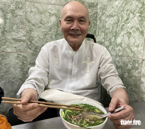Nhạc sĩ Vũ Thành An thưởng thức món phở ở Hà Nội khi vừa về Việt Nam công bố trao toàn bộ tiền tác quyền cho hoạt động thiện nguyện - Ảnh: T.ĐIỂU Nhạc sĩ Vũ Thành An thưởng thức món phở ở Hà Nội khi vừa về Việt Nam công bố trao toàn bộ tiền tác quyền cho hoạt động thiện nguyện - Ảnh: T.ĐIỂU