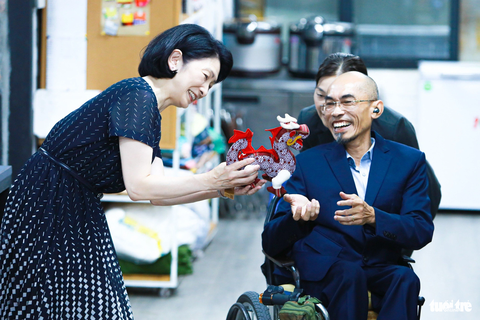 Công nương Nhật Bản học ngôn ngữ ký hiệu Việt Nam, gặp lao động khuyết tật ở làng lụa Vạn Phúc - Ảnh 1. Công nương Nhật Bản Kiko đã ghé thăm những người lao động khuyết tật tại một doanh nghiệp ở quận Nam Từ Liêm vào sáng 23-9 - Ảnh: DANH KHANG