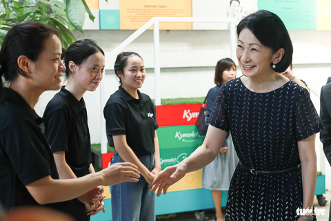 Công nương Nhật Bản học ngôn ngữ ký hiệu Việt Nam, gặp lao động khuyết tật ở làng lụa Vạn Phúc - Ảnh 2. Nụ cười luôn thường trực trên môi Công nương Kiko trong buổi sáng 23-9. Chủ tịch của công ty tiết lộ họ đã rất phấn khởi khi biết sẽ được tiếp đón công nương Nhật Bản ghé thăm - Ảnh: DANH KHANG