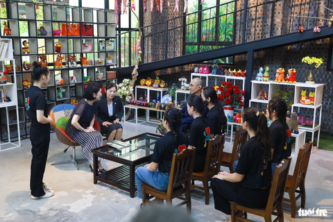 Công nương Nhật Bản học ngôn ngữ ký hiệu Việt Nam, gặp lao động khuyết tật ở làng lụa Vạn Phúc - Ảnh 4. Công nương đã hỏi chuyện người lao động tại đây về nguyên liệu, cách làm ra sản phẩm. Theo giới thiệu trên trang web, các sản phẩm thủ công của doanh nghiệp này chủ yếu làm từ vải, bao gồm các sản phẩm trang trí, quà tặng lưu niệm, sản phẩm ứng dụng. Hiện có 30 người lao động khuyết tật đang làm việc tại doanh nghiệp này - Ảnh: DANH KHANG