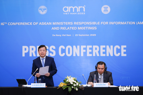 Từ 2024, tivi bán tại Việt Nam sẽ tích hợp các kênh báo chí trong nước - Ảnh 1. Thứ trưởng Bộ Thông tin và Truyền thông Việt Nam Nguyễn Thanh Lâm (đứng) thông báo kết quả Hội nghị AMRI 16 - Ảnh: TẤN LỰC
