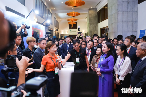 Từ 2024, tivi bán tại Việt Nam sẽ tích hợp các kênh báo chí trong nước - Ảnh 3. Đại biểu phụ trách thông tin các nước ASEAN tham quan các gian giới thiệu nền tảng công nghệ thông tin của doanh nghiệp Việt Nam - Ảnh: TẤN LỰC