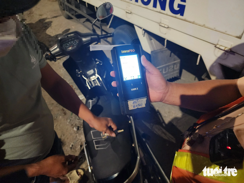 Đội trưởng cảnh sat giao thông lái xe vi phạm nồng độ cồn - Ảnh 1. Thời gian qua, Công an Tiền Giang quyết liệt xử lý nghiêm người điều khiển phương tiện giao thông vi phạm nồng độ cồn - Ảnh: HOÀI THƯƠNG