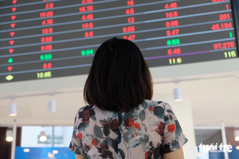 Công ty chứng khoán dồn dập 'vợt' cổ phiếu giữa lúc thị trường lao dốc, nhà đầu tư nhỏ nên làm gì? - Ảnh 1. Đối lập cảnh "thoát hàng" của nhà đầu tư cá nhân trong nước và khối ngoại, khối tự doanh của công ty chứng khoán nhảy vào mua ròng - Ảnh: BÔNG MAI