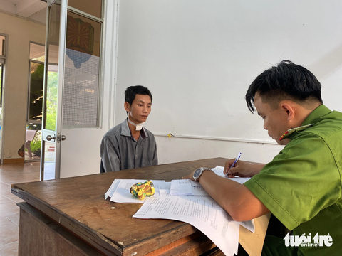 Chồng cắt cổ vợ rồi tự sát nhưng không chết chỉ vì không chịu về nhà sống chung - Ảnh 1. Đỗ Văn Nghiêm tại cơ quan công an - Ảnh: THANH TUẤN