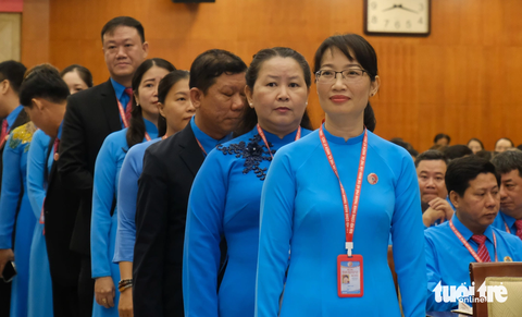 5 năm đồng hành cùng gần 1,4 triệu đoàn viên công đoàn - Ảnh 1. Bà Trần Thị Diệu Thúy - chủ tịch Liên đoàn Lao động TP.HCM - dẫn đầu Đoàn chủ tịch điều hành Đại hội Công đoàn TP.HCM lần thứ XII - Ảnh: VŨ THỦY