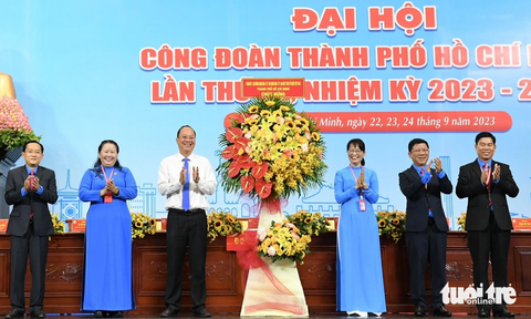 5 năm đồng hành cùng gần 1,4 triệu đoàn viên công đoàn - Ảnh 2. Ông Nguyễn Hồ Hải - phó bí thư Thành ủy TP.HCM (thứ ba, từ trái qua) tặng hoa chúc mừng đại hội - Ảnh: VŨ THỦY