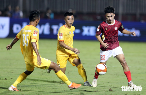 CLB TP.HCM gởi cầu thủ trẻ đi tập huấn ở La Liga - Ảnh 1. Hoàng Vĩnh Nguyên (bìa phải) thi đấu khá kỹ thuật - Ảnh: N.K.