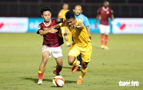 CLB TP.HCM gởi cầu thủ trẻ đi tập huấn ở La Liga - Ảnh 2. Hoàng Vĩnh Nguyên (trái) được CLB TP.HCM cải thiện thêm về lượng cơ trước khi sang Tây Ban Nha tập huấn - Ảnh: N.K.