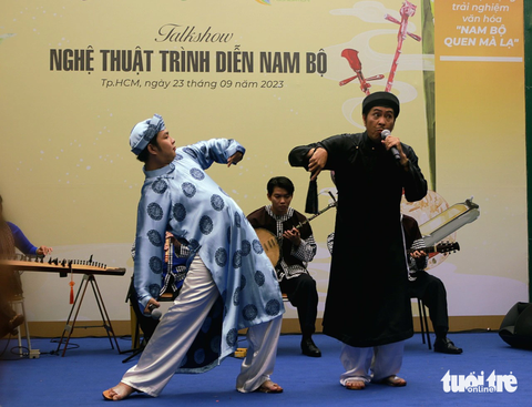 Các nghệ nhân trình diễn ca ra bộ Bùi Kiệm thi rớt trở về - Ảnh: HỒ LAM Các nghệ nhân trình diễn ca ra bộ Bùi Kiệm thi rớt trở về - Ảnh: HỒ LAM