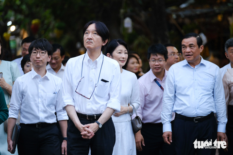 Hoàng thái tử Akishino và Công nương Kiko dạo phố cổ Hội An, vẫy tay chào người dân - Ảnh 3. Hoàng thái tử ngắm nhìn cảnh quan phố cổ Hội An trên đường tản bộ - Ảnh: TẤN LỰC