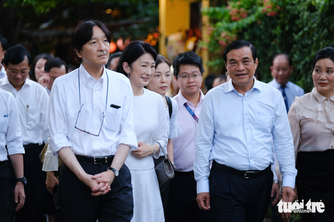 Hoàng thái tử Akishino và Công nương Kiko dạo phố cổ Hội An, vẫy tay chào người dân - Ảnh 4. Công nương Kiko vui vẻ nghe ông Phan Việt Cường (bên phải), bí thư Tỉnh ủy Quảng Nam, giới thiệu về Hội An - Ảnh: TẤN LỰC