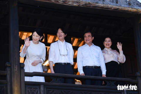 Hoàng thái tử Akishino và Công nương Kiko dạo phố cổ Hội An, vẫy tay chào người dân - Ảnh 5. Công nương Kiko (bìa trái) thân thiện vẫy tay chào người dân phố cổ Hội An - Ảnh: TẤN LỰC
