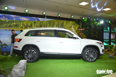 Chi tiết 2 mẫu Skoda vừa ra mắt Việt Nam: Mang 'chất Âu' cạnh tranh xe Nhật, Hàn - Ảnh 8. Skoda Kodiaq cũng sử dụng nền tảng MQB danh tiếng của Tập đoàn Volkswagen. Kích thước dài x rộng x cao lần lượt 4.697 x 1.681 x 1.882 (mm). Chiều dài cơ sở 2.791mm, khoảng sáng gầm 192mm, góc thoát trước 19 độ và góc thoát sau 15,1 độ, giúp xe dễ dàng vượt địa hình. Bộ mâm xe kích thước 19 inch ở bản cao cấp và 18 inch trên bản tiêu chuẩn