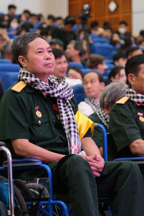 Xúc động đêm gặp gỡ của 100 thương binh nặng nơi 'trái tim thủ đô' - Ảnh 2. Chiếc khăn rằn đồng hành cùng các chiến sĩ trên khắp các nẻo đường hành quân nay xuất hiện trong đêm giao lưu - Ảnh: HÀ THANH