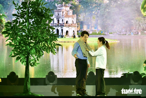 Hòa Hiệp đóng vai cố nhạc sĩ Hoàng Việt kể lại những lát cắt cuộc đời và sự nghiệp sáng tác của ông - Ảnh: T.T.D. Hòa Hiệp đóng vai cố nhạc sĩ Hoàng Việt kể lại những lát cắt cuộc đời và sự nghiệp sáng tác của ông - Ảnh: T.T.D.