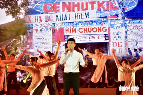 Hồ Trung Dũng thể hiện ca khúc Biệt đô thành - Ảnh: T.T.D. Hồ Trung Dũng thể hiện ca khúc Biệt đô thành - Ảnh: T.T.D.