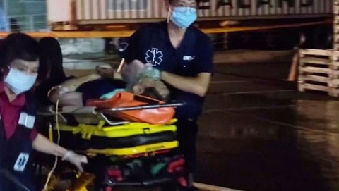 Nhân viên y tế đưa người bị thương trong vụ cháy đi cấp cứu - Ảnh: REUTERS Nhân viên y tế đưa người bị thương trong vụ cháy đi cấp cứu - Ảnh: REUTERS
