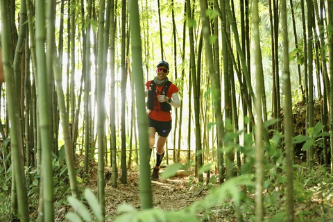 Sa Pa đẹp hùng vĩ trên cung đường của Vietnam Mountain Marathon 2023 - Ảnh 5. Chạy xuyên qua bản làng của người dân tộc thiểu số, băng qua những rừng tre, trúc - Ảnh: VMM