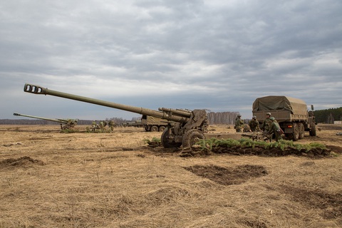 Nga tuyên bố phá hủy nhiều vũ khí phương tây của Ukraine ở Kherson - Ảnh 1. Pháo tự hành MSTA-B được sử dụng trong quân đội Liên Xô từ năm 1987 và được xem là vũ khí hiệu quả khi tấn công vào xe bọc thép, xe tăng - Ảnh: Wikipedia/Mil.ru