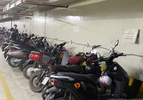 Tại nhiều chung cư đã có các khu vực riêng để sạc xe máy, xe đạp điện và quy định rõ thời gian sạc điện. Trong ảnh: chung cư HH2 (Hoài Đức, Hà Nội). Ảnh nhỏ: ký túc xá Đại học Quốc gia TP.HCM có điểm sạc xe điện phía ngoài hầm gửi xe - Ảnh: THÀNH CHUNG - TIẾN QUỐC Tại nhiều chung cư đã có các khu vực riêng để sạc xe máy, xe đạp điện và quy định rõ thời gian sạc điện. Trong ảnh: chung cư HH2 (Hoài Đức, Hà Nội) - Ảnh: THÀNH CHUNG