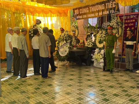Đã bắt được nghi phạm đâm chết chiến sĩ công an tại Thái Bình - Ảnh 2. Người thân và các đoàn thể đến viếng trung úy Đỗ Văn Tú - Ảnh: K.LINH