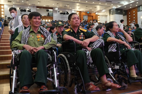 Xúc động đêm gặp gỡ của 100 thương binh nặng nơi 'trái tim thủ đô' - Ảnh 1. 100 thương binh nặng gặp gỡ nhau ở thủ đô Hà Nội - Ảnh: HÀ THANH